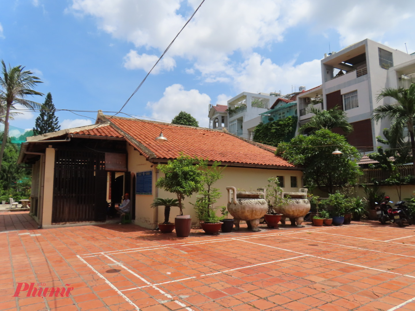 Phường Đức Nhuận: Nơi ôm trọn những địa điểm “bình yên” Trong lăng Võ Tánh có khu đền thờ ông -Ảnh:H.Nhu
