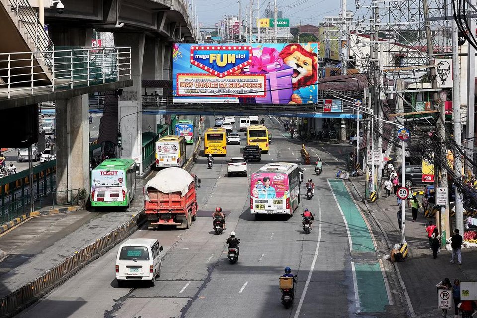 Cạm bẫy "đỏ đen" bủa vây người dân Philippines Biển quảng cáo cho một sòng bạc dọc tại con đường ở thành phố Quezon, Philippines - Ảnh: PHILIPPINE DAILY INQUIRER/ASIA NEWS NETWORK