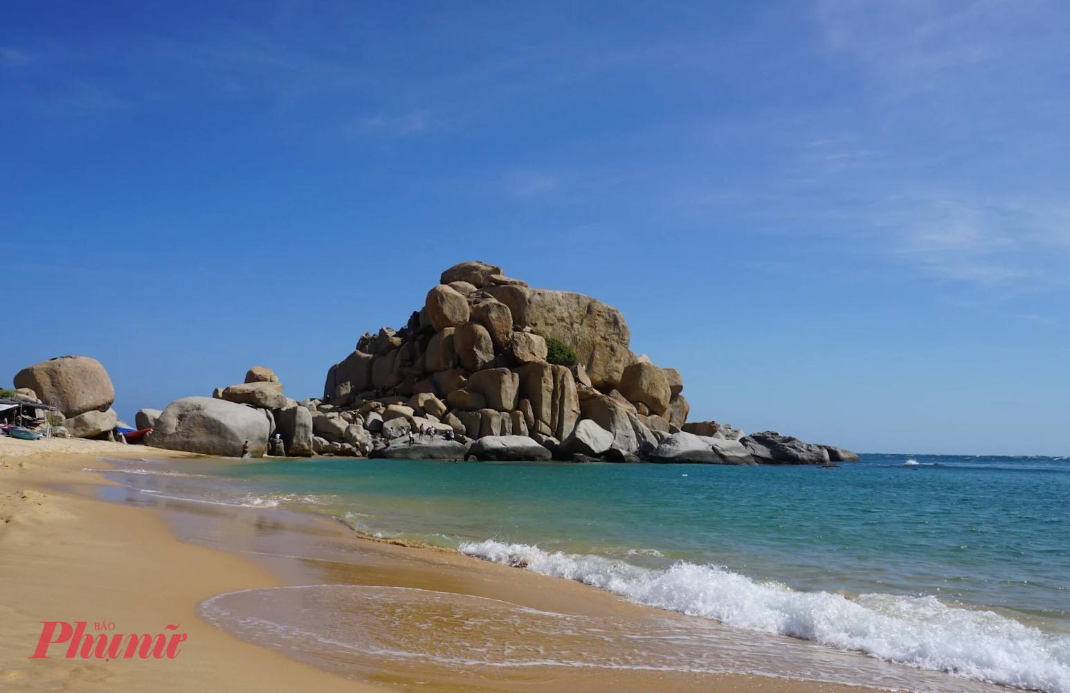 Biển Bãi Tràng hoang sơ, nước trong xanh
