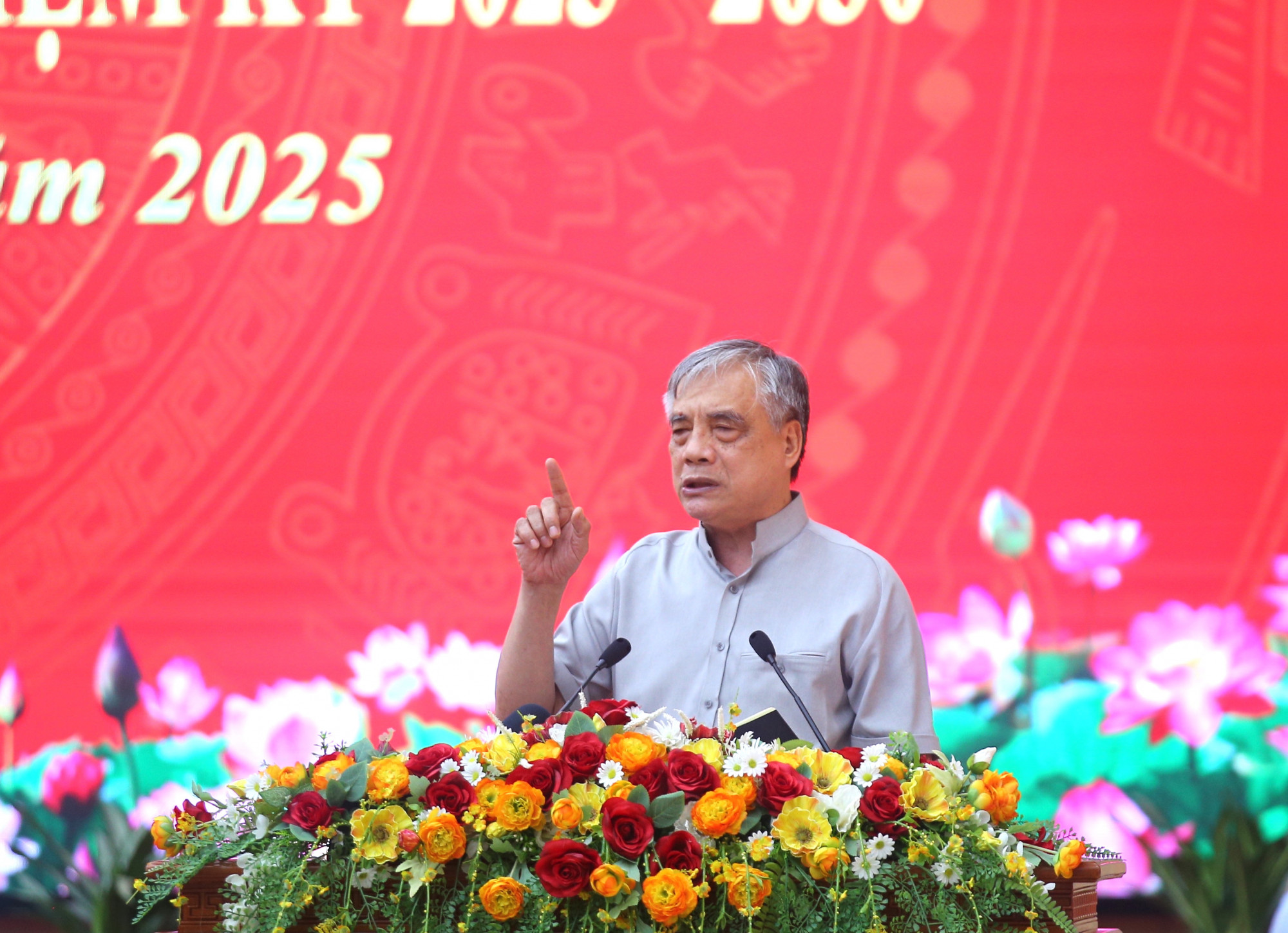 PGS.TS Trần Đình Thiên trình bày tham luận tại hội thảo - Ảnh N.H