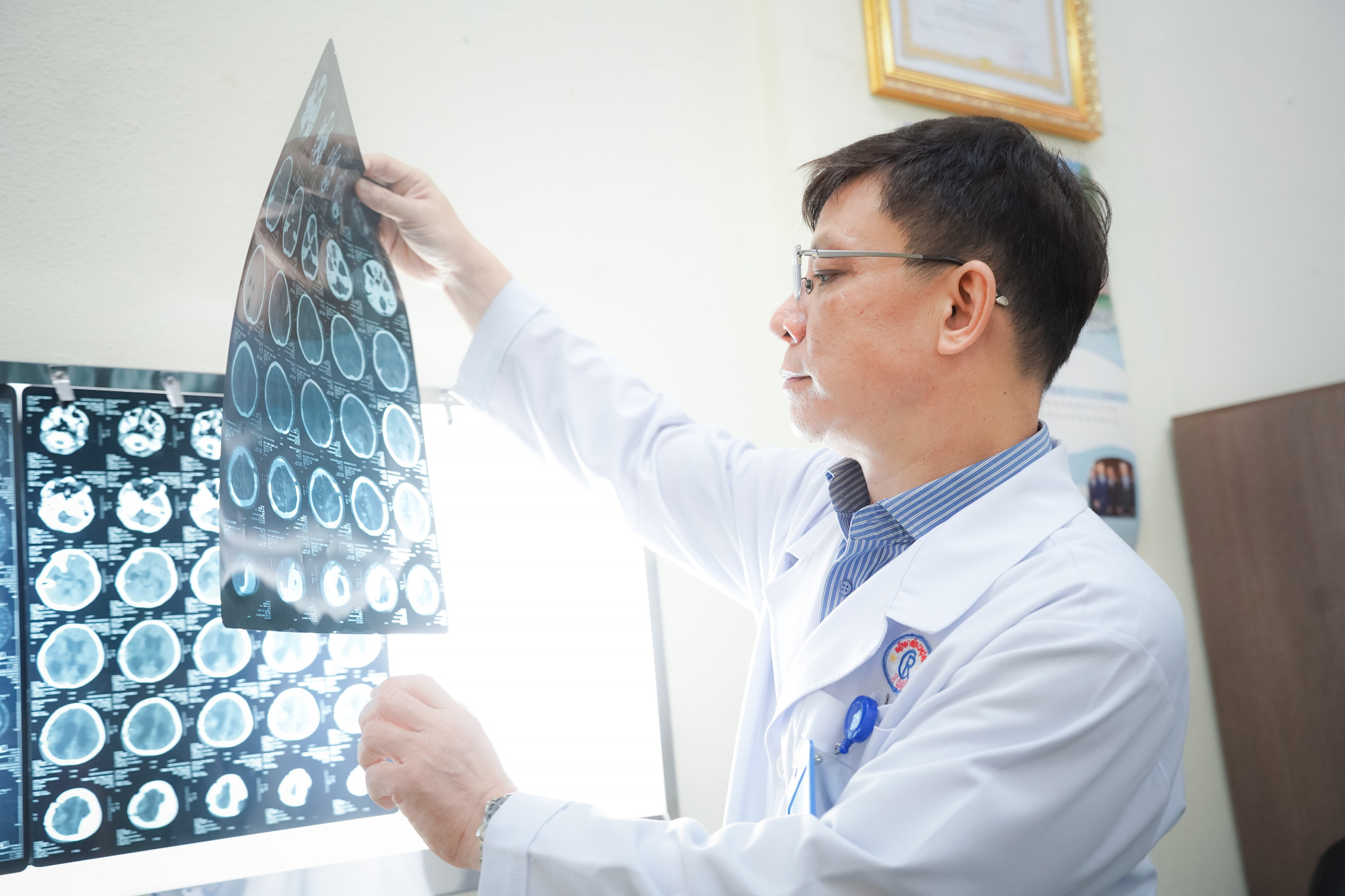 TS.BS Trần Huy Hoàn Bảo xem kết quả chẩn đoán hình ảnh, đánh giá sức khỏe cho bé D., ảnh BVCC