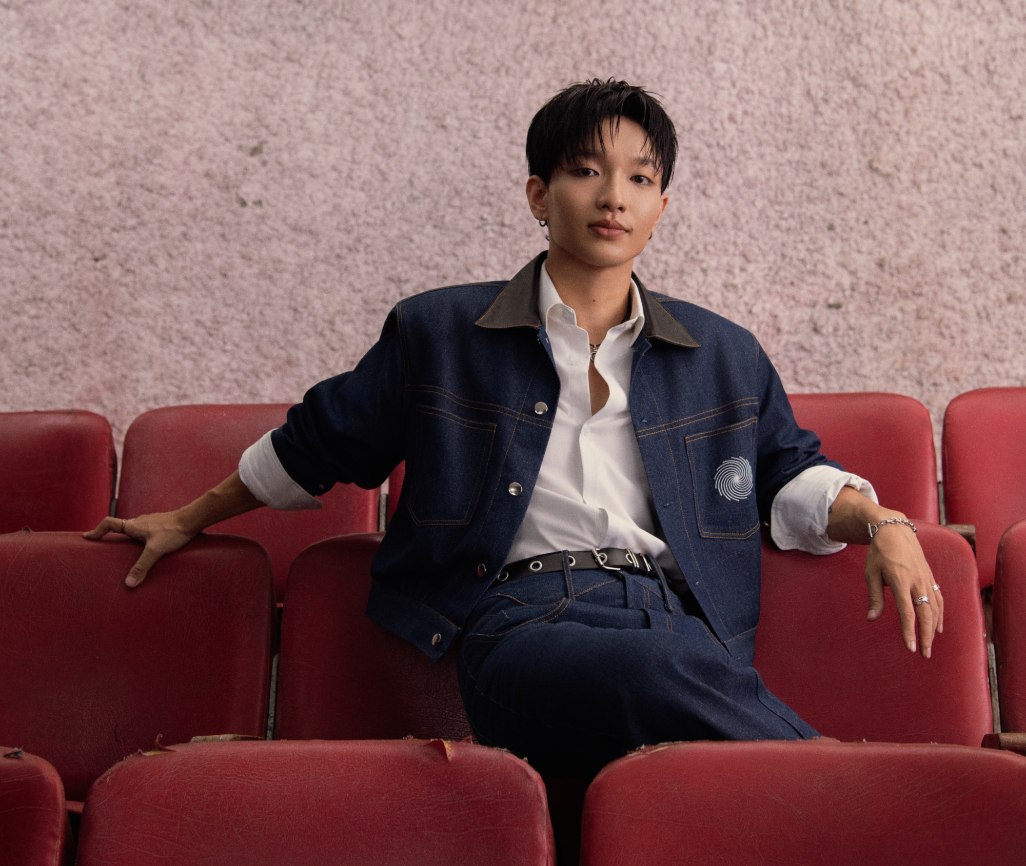 Hoàng Dũng mang đến nhiều cảm xúc qua album. Dù có đề cập những vấn đề 