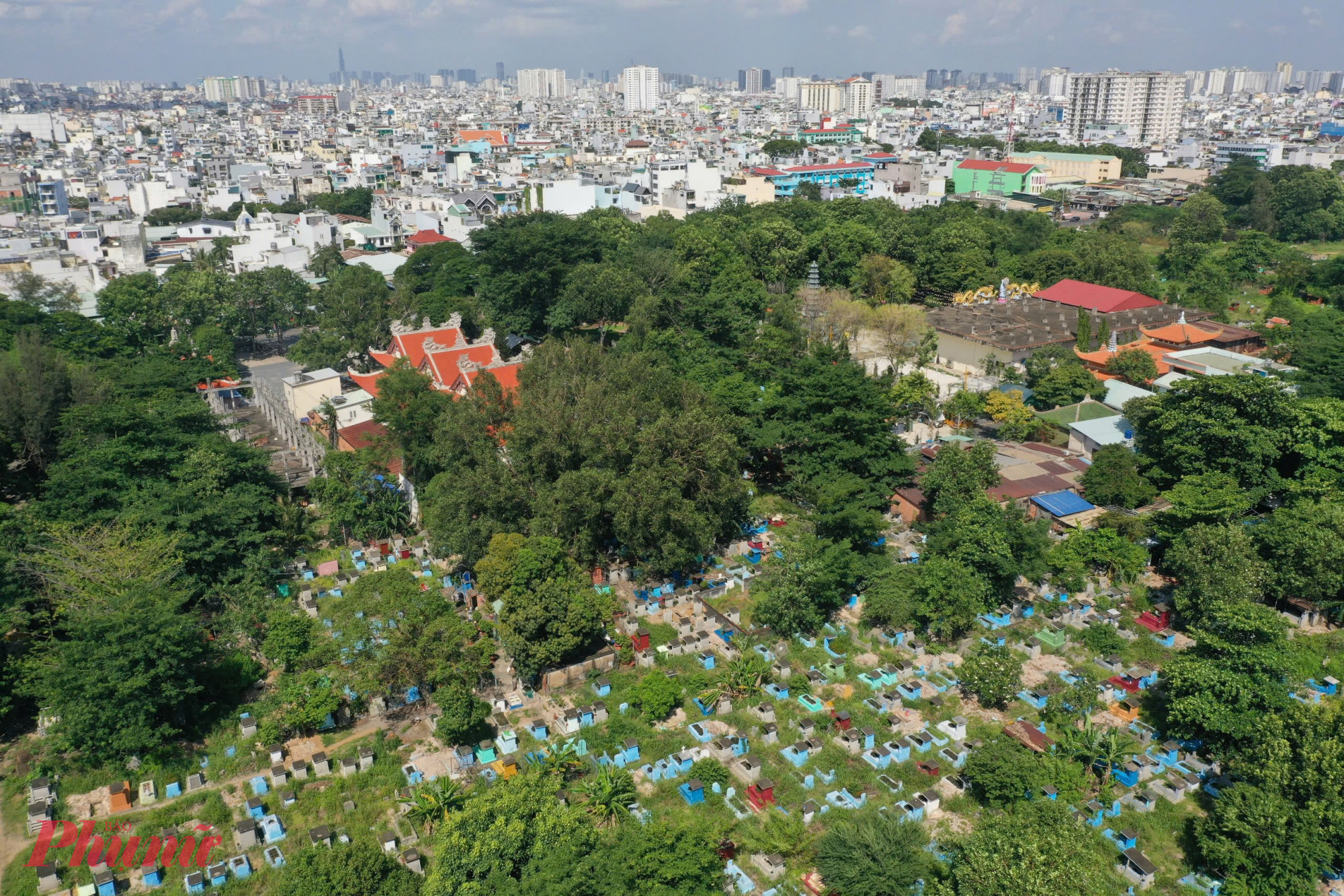 Nghĩa trang Bình Hưng Hòa rộng 40,7 ha, từng có khoảng 53.000 ngôi mộ, là nghĩa trang lớn nhất TPHCM.