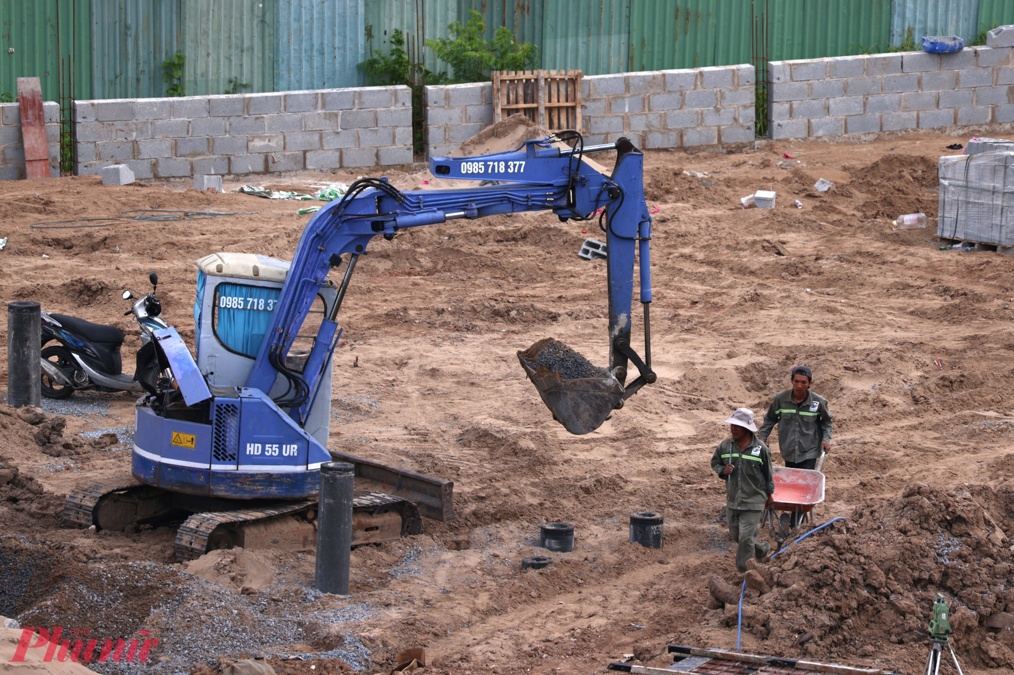 Trên công trường, nhiều phương tiện cơ giới được huy động tối đa, giúp đẩy nhanh tiến độ thi công, nhất là ở các hạng mục phức tạp như móng và kết cấu chịu lực.