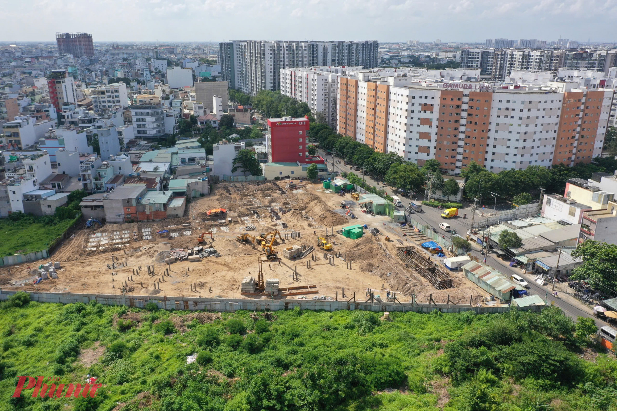 Ngôi trường nằm tại ngã ba đường Tân Thắng và Bình Long, được khởi công từ tháng 5/2025, trên diện tích đất gần 9.000m².