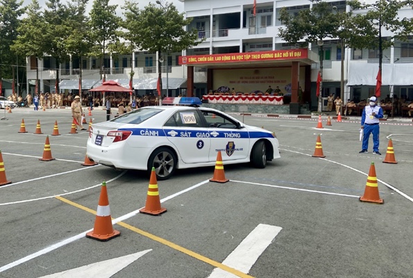   CSGT sát hạch lát xe. Ảnh: Cục CSGT