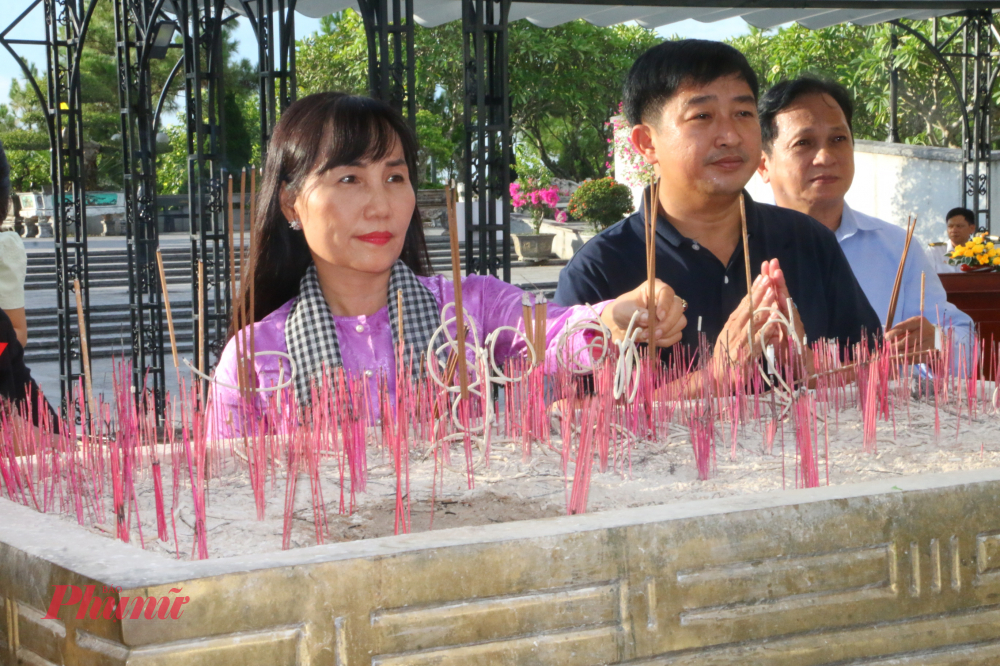 Đoàn công tác làm lễ dâng dương các liệt sĩ tại tượng đài trung tâm Nghĩa trang liệt sĩ quốc gia Đường 9