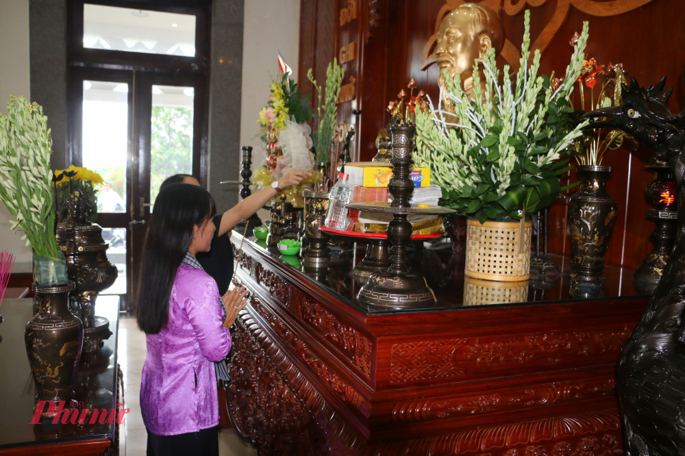 Bà Trịnh Thị Thanh- Phó chủ tịch Thường trực Hội LHPN TP HCM  thắp hương tại gian thờ Bác Hồ 