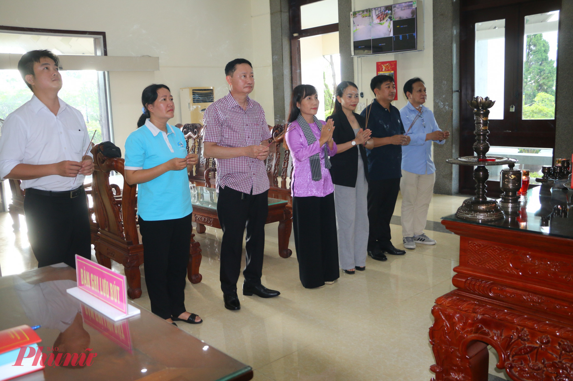 Thắp hương tại gian thờ Bác Hồ ở Nghĩa trang Liệt sĩ Quốc gia đường 9