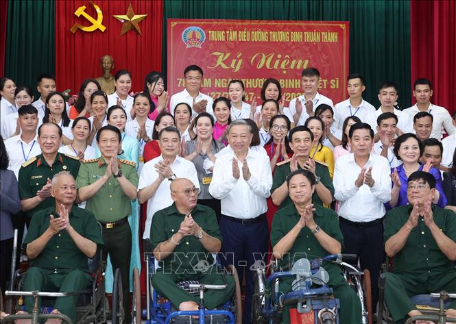 Tổng bí thư Tô Lâm thăm thương, bệnh binh: Khẳng định vị thế người có công trong trái tim dân tộc Tổng bí thư Tô Lâm với thương bệnh binh và cán bộ, nhân viên Trung tâm Điều dưỡng thương binh Thuận Thành - Ảnh: Thống Nhất/TTXVN