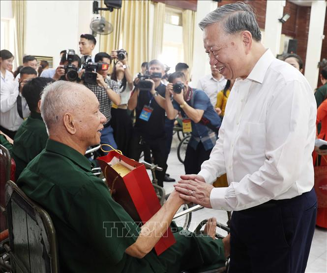 Tổng bí thư Tô Lâm thăm thương, bệnh binh: Khẳng định vị thế người có công trong trái tim dân tộc Tổng Bí thư Tô Lâm thăm hỏi và tặng quà cho thương bệnh binh. Ảnh: Thống Nhất/TTXVN