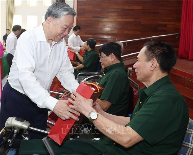 Tổng bí thư Tô Lâm thăm thương, bệnh binh: Khẳng định vị thế người có công trong trái tim dân tộc Tổng bí thư Tô Lâm thăm hỏi và tặng quà cho thương bệnh binh - Ảnh: Thống Nhất/TTXVN
