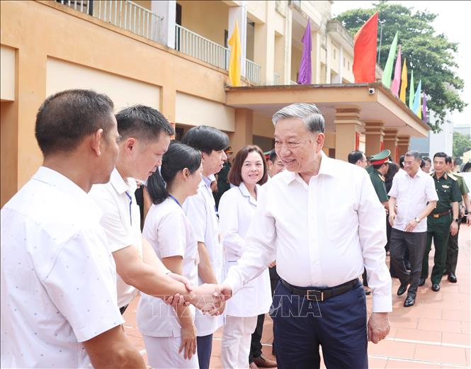 Tổng bí thư Tô Lâm thăm thương, bệnh binh: Khẳng định vị thế người có công trong trái tim dân tộc Tổng Bí thư Tô Lâm với các y bác sĩ, điều dưỡng Trung tâm Điều dưỡng thương binh Thuận Thành. Ảnh: Thống Nhất/TTXVN