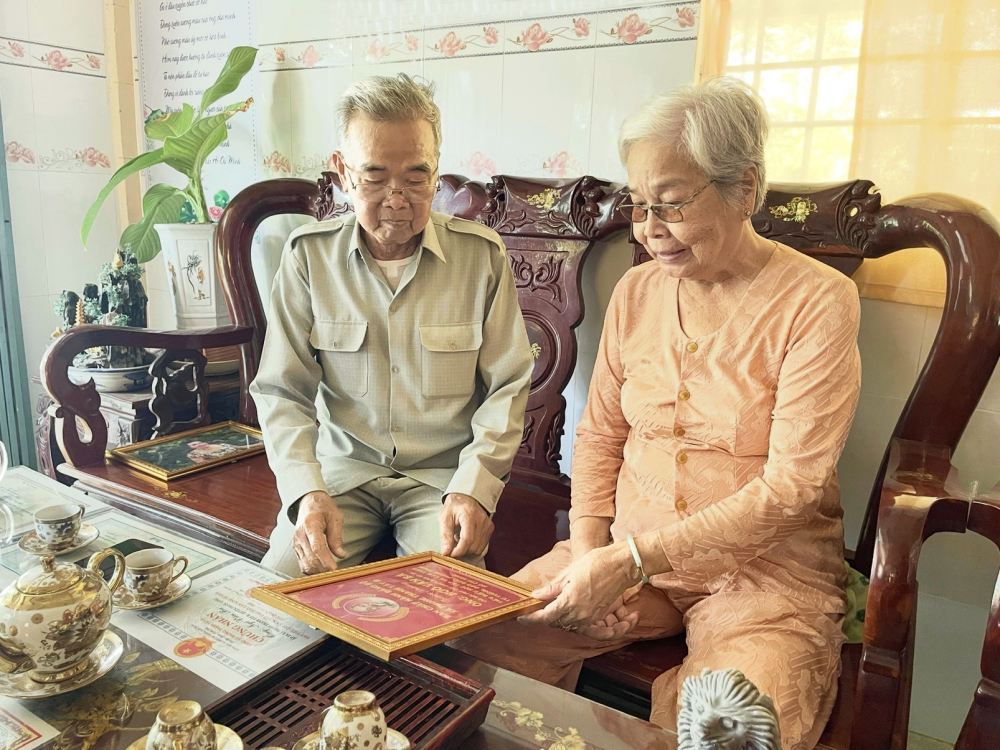 Ông Bá và bà Lửa  sớm hôm bên nhau ở tuổi xế chiều