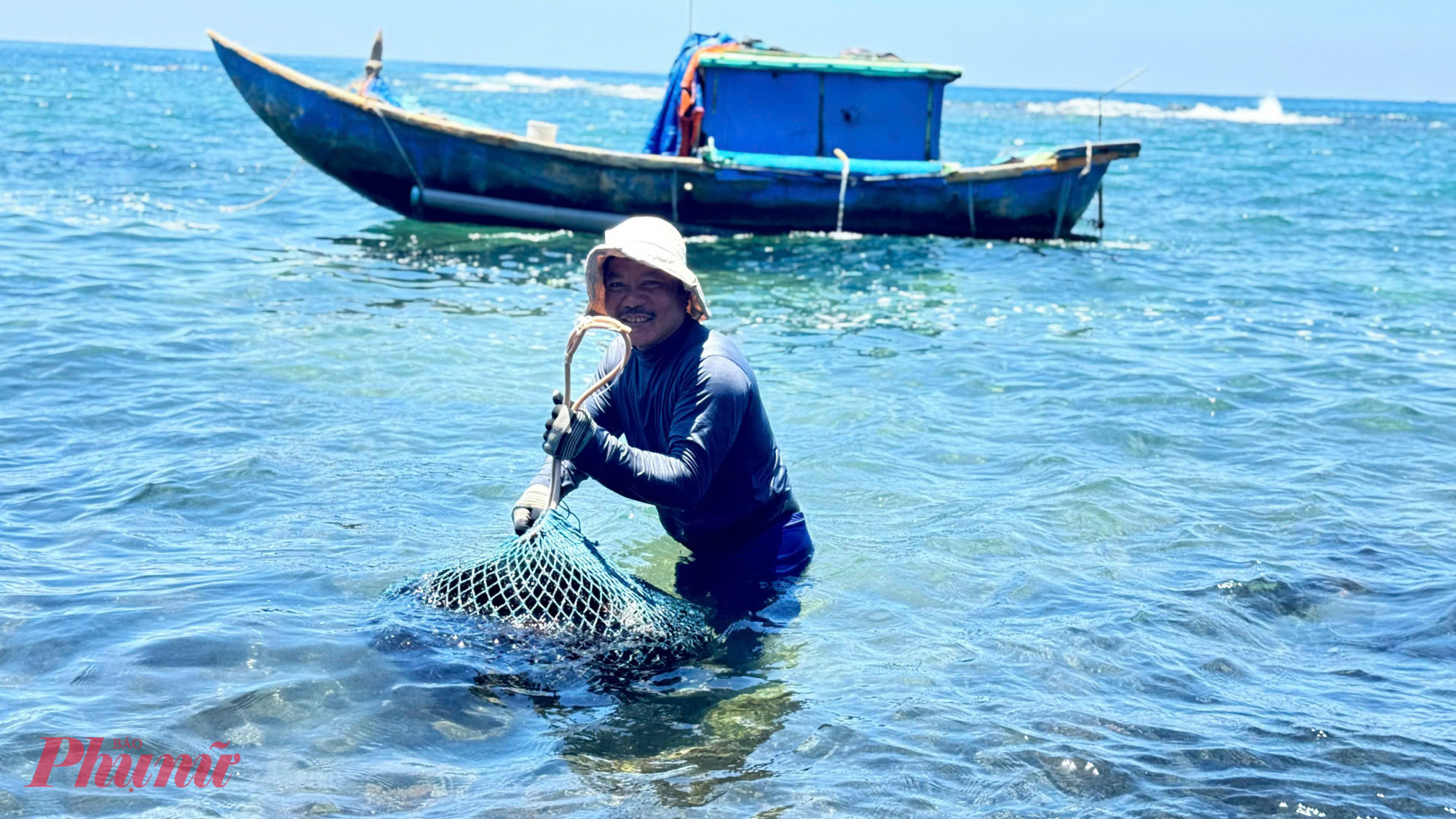 Dụng cụ ngư cụ để ngư dân bắt nhum rất đơn giản với cây sắt dài tầm 2 mét được bẻ cong một đầu như lưỡi câu cùng chiếc vợt đựng nhum, kính lặn.