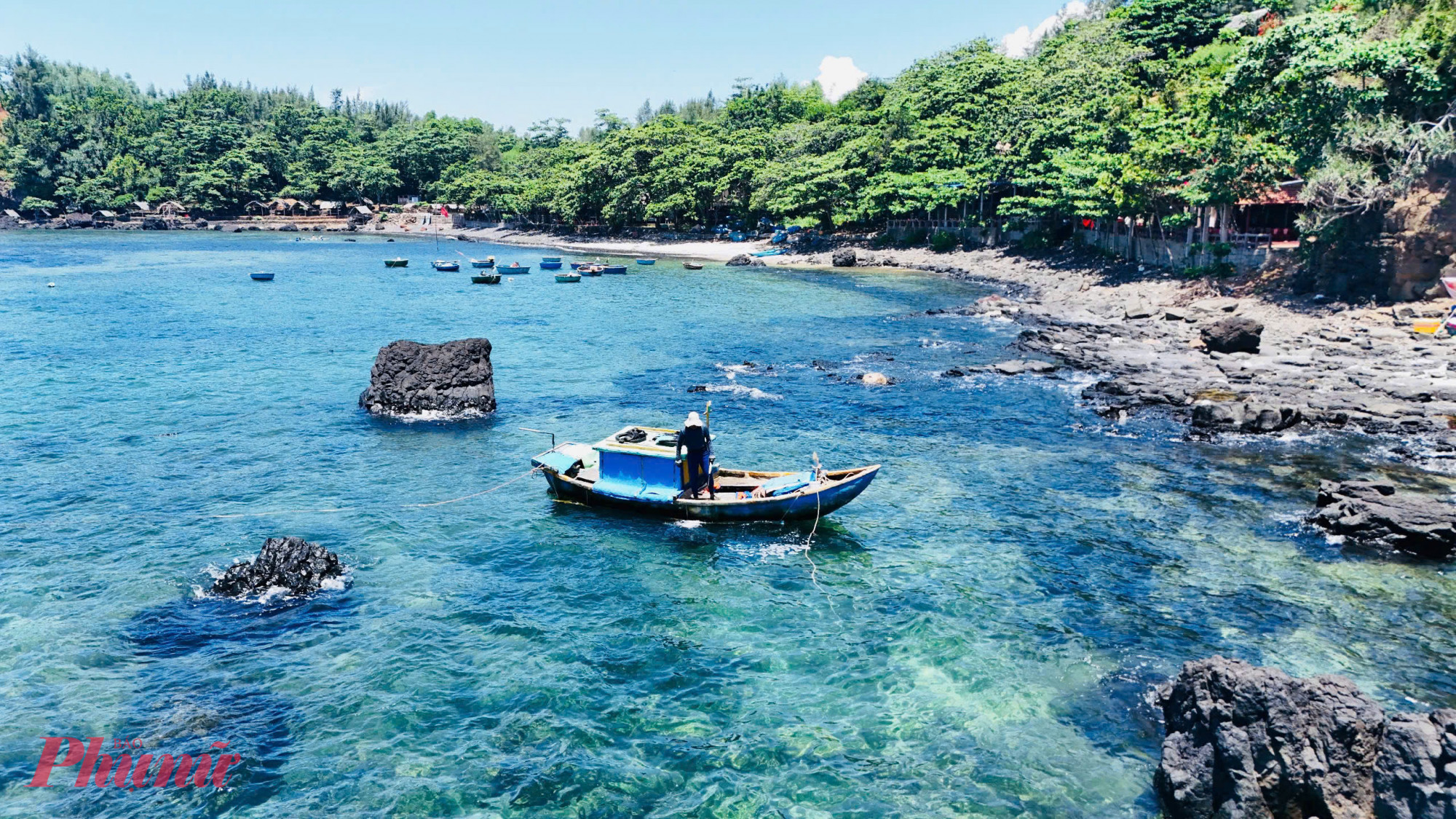 Những ngày này, ở mũi Ba Làng An (xã Đông Sơn, tỉnh Quảng Ngãi) không khó để bắt gặp hình ảnh ngư dân tất bật săn nhum biển.