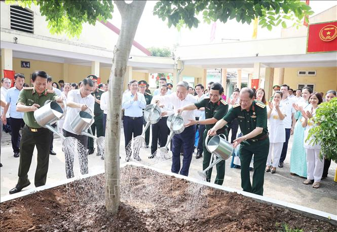 Tổng bí thư Tô Lâm thăm thương, bệnh binh: Khẳng định vị thế người có công trong trái tim dân tộc Tổng bí thư Tô Lâm và các đại biểu trồng cây lưu niệm tại Trung tâm Điều dưỡng thương binh Thuận Thành. Ảnh: Thống Nhất/TTXVN