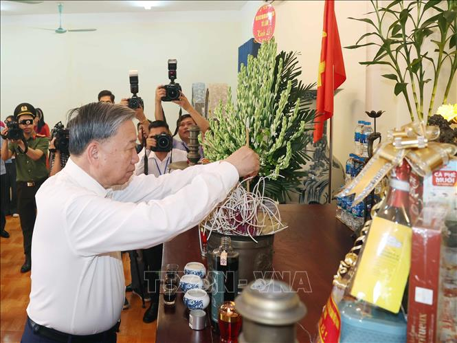 Tổng bí thư Tô Lâm thăm thương, bệnh binh: Khẳng định vị thế người có công trong trái tim dân tộc Tổng bí thư Tô Lâm dâng hương tưởng niệm các Anh hùng liệt sĩ tại Trung tâm Điều dưỡng thương binh Thuận Thành - Ảnh: Thống Nhất/TTXVN