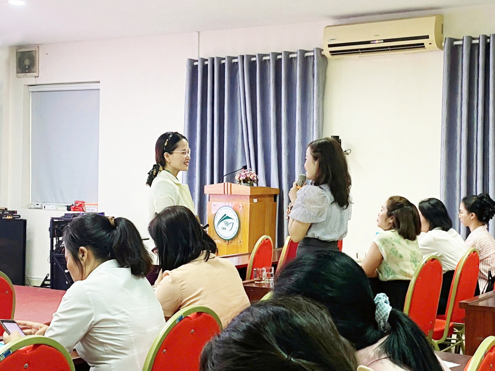 Luật sư Đậu Thị Quyên trong một buổi tập huấn pháp lý cho phụ nữ - Ảnh do nhân vật cung cấp