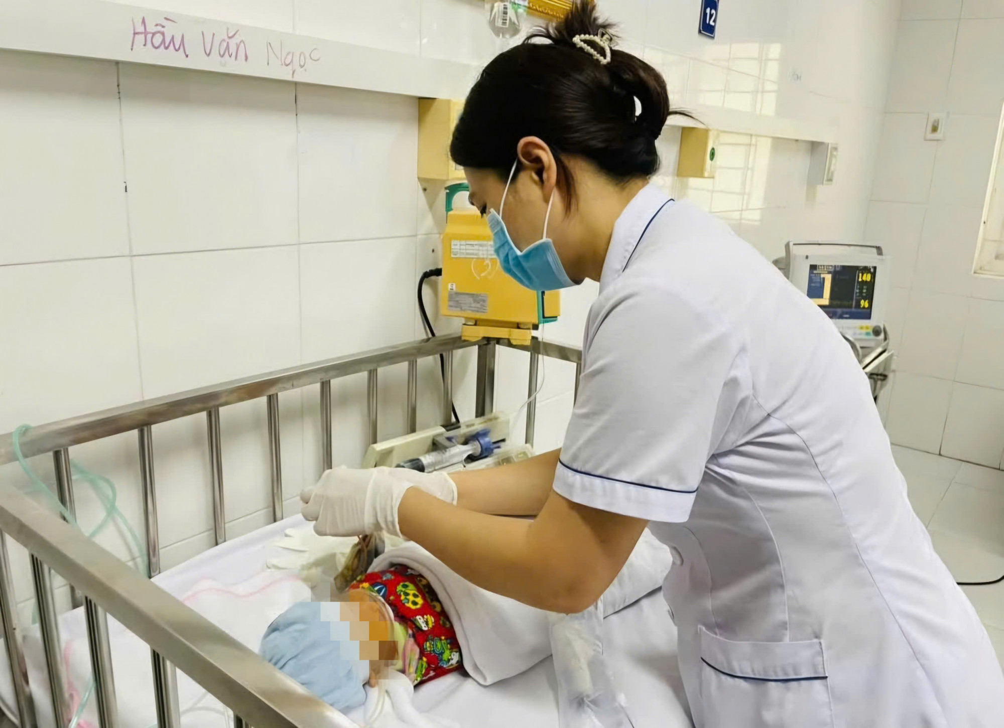 Bé sơ sinh nhập viện trong tình trạng da vàng toàn thân, trên đầu có vết rạch