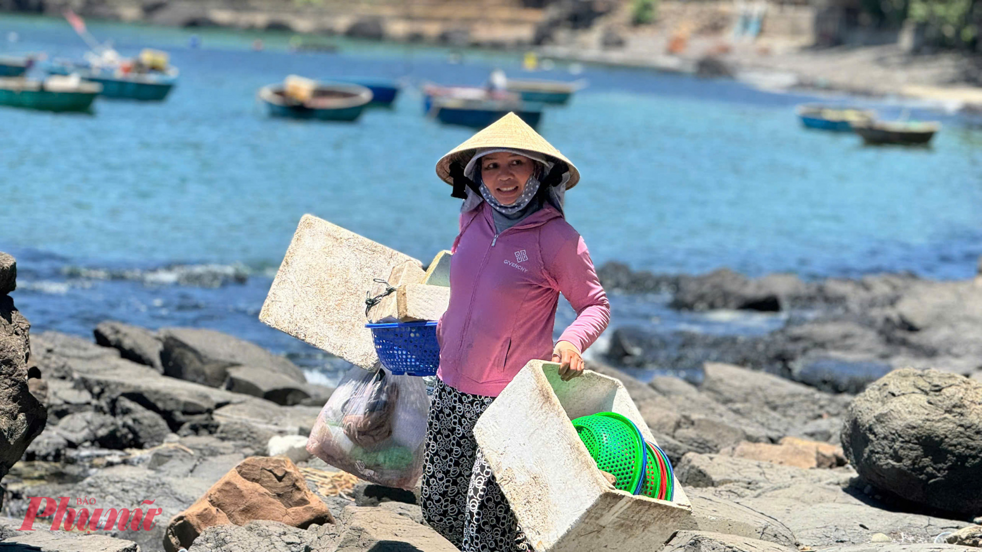 Bà Nguyễn Thị Hà cho biết, nhum sau khi bắt lên bờ sẽ được dùng dao để tách làm đôi, sau đó nạo phần ruột ra và vứt phần vỏ. Sau khi tách, nhum thường được rửa qua nước biển giữ độ tươi và hạn chế mùi hôi. 