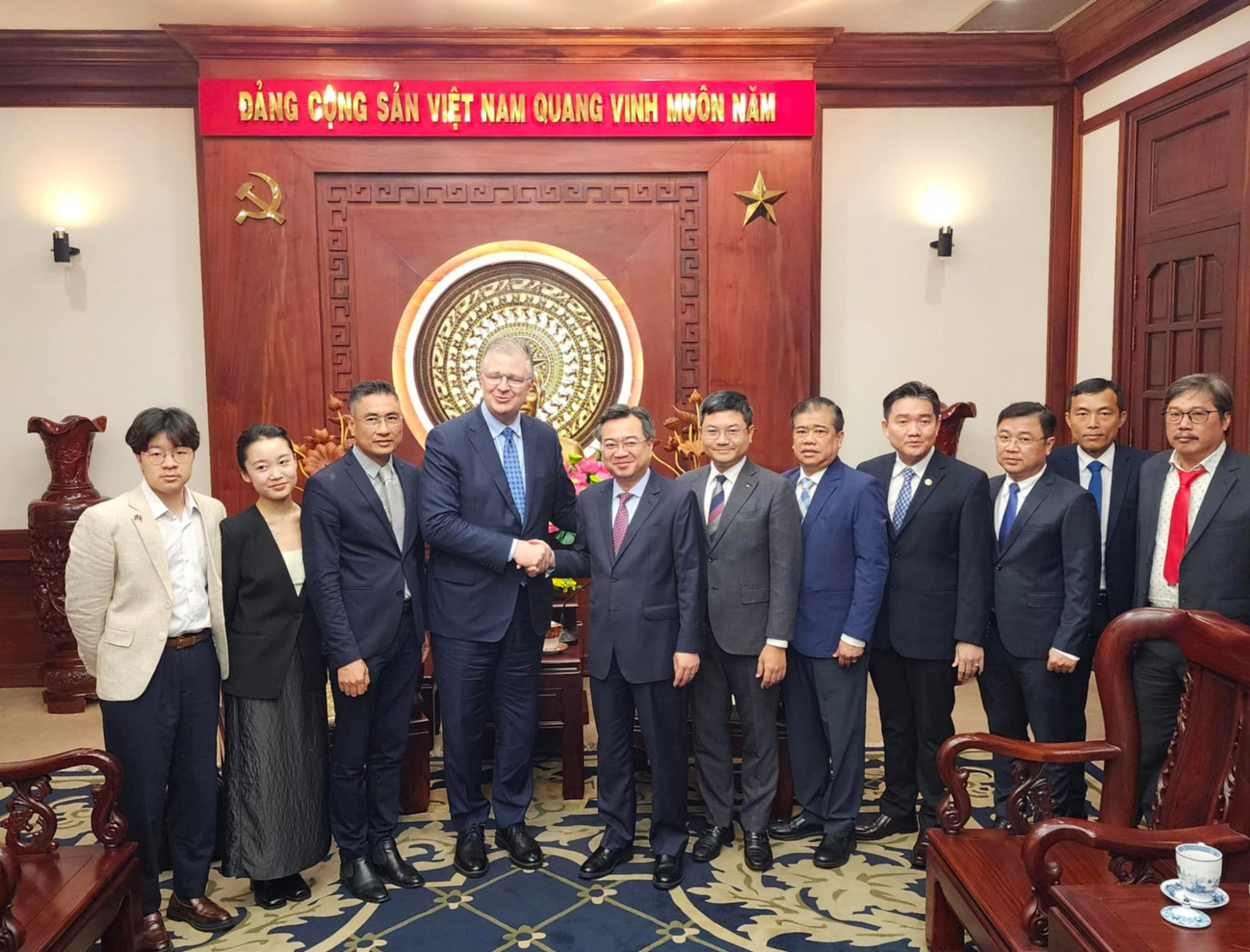 Các đại diện tập đoàn The Asia Group chụp ảnh lưu niệm cùng lãnh đạo TPHCM