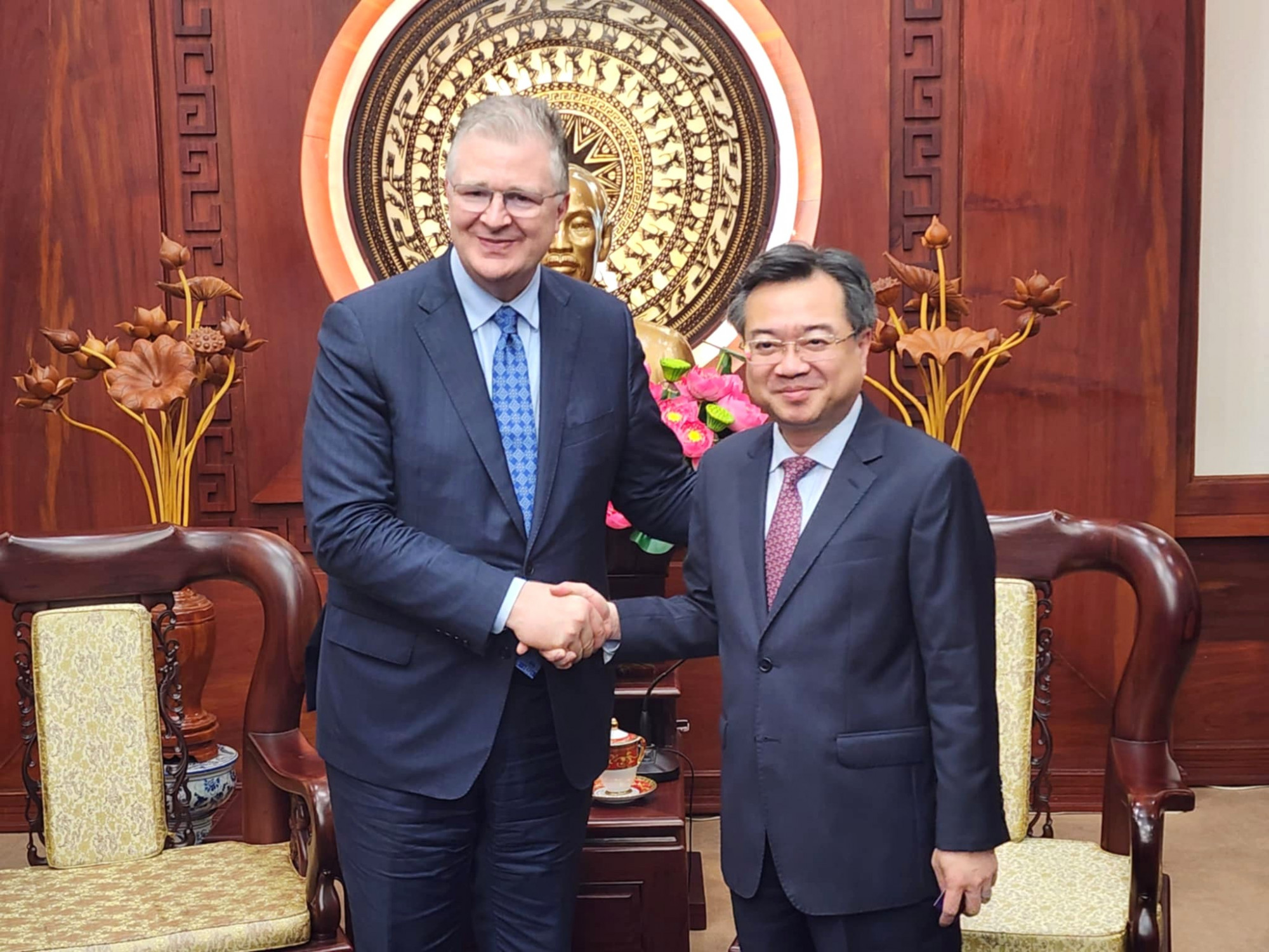 Phó Bí thư thường trực Thành ủy TPHCM Nguyễn Thanh Nghị tiếp đại diện tập đoàn The Asia Group - cựu Đại sứ Mỹ tại Việt Nam Daniel Kritenbrink