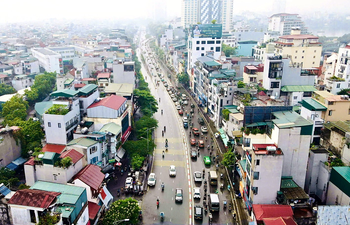 Phương tiện giao thông trên tuyến đường Âu Cơ (nằm trong tuyến đường Vành đai 1) - ẢNH: ANH NGỌC