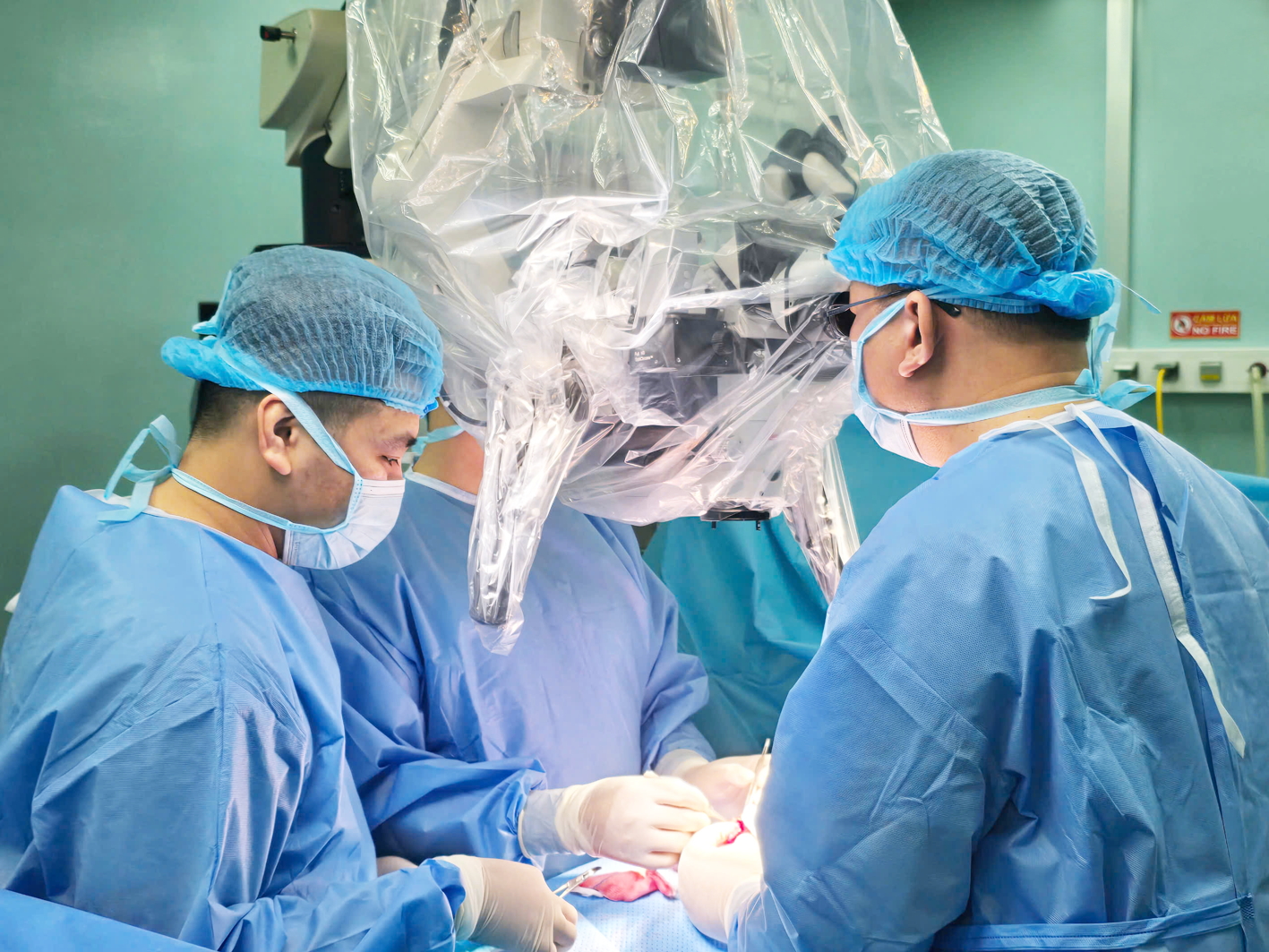 Bài 2: Chất lượng điều trị tốt, truyền thông lại quá yếu Các bác sĩ Bệnh viện Bình Dân phẫu thuật cho người bệnh - Ảnh do bệnh viện cung cấp