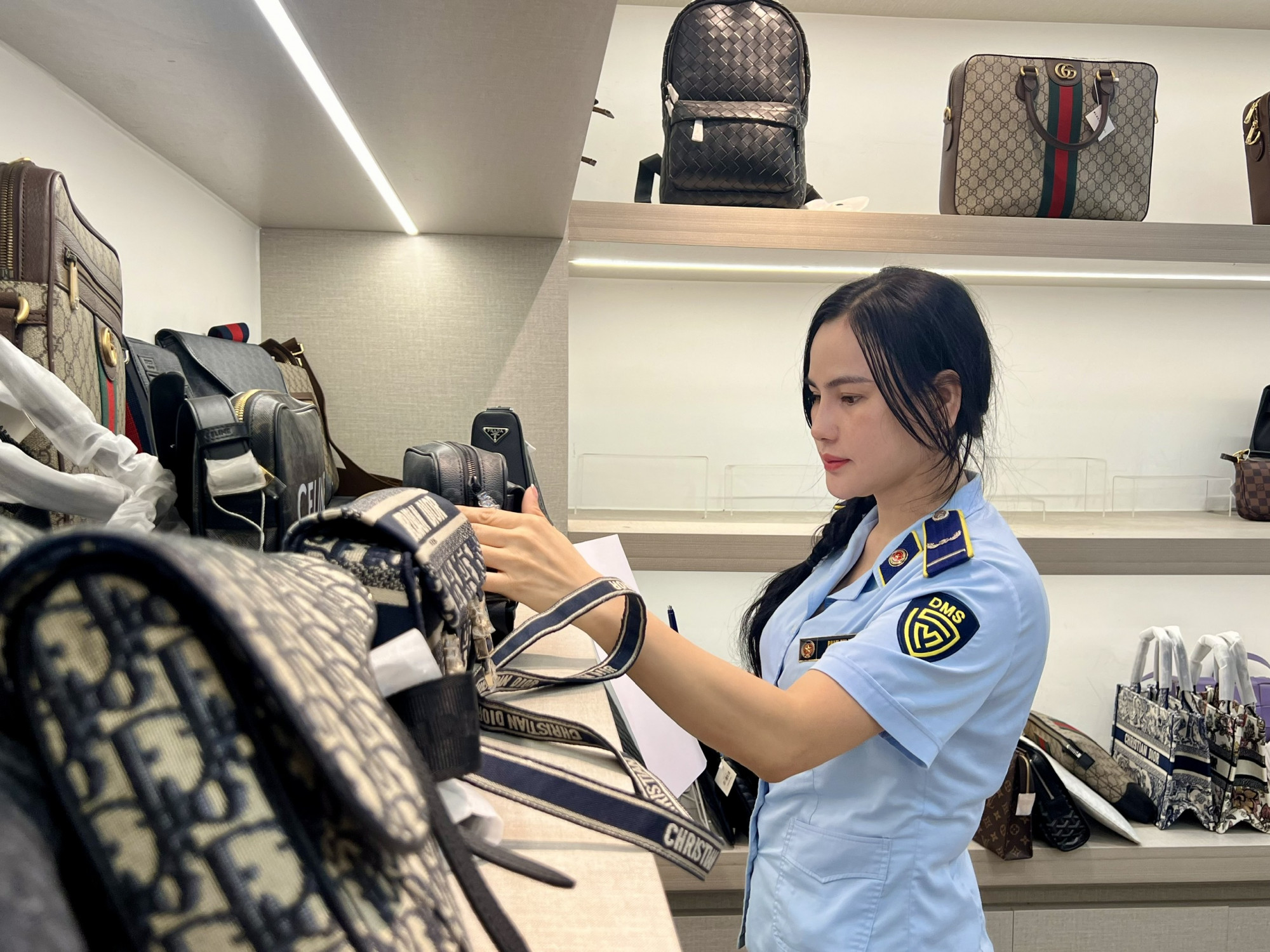 Lực lượng chức năng kiểm tra hộ kinh doanh sản phẩm thời trang có dấu hiệu giả mạo tại TP Đà Nẵng - Ảnh: Cục Quản lý và Phát triển thị trường trong nước