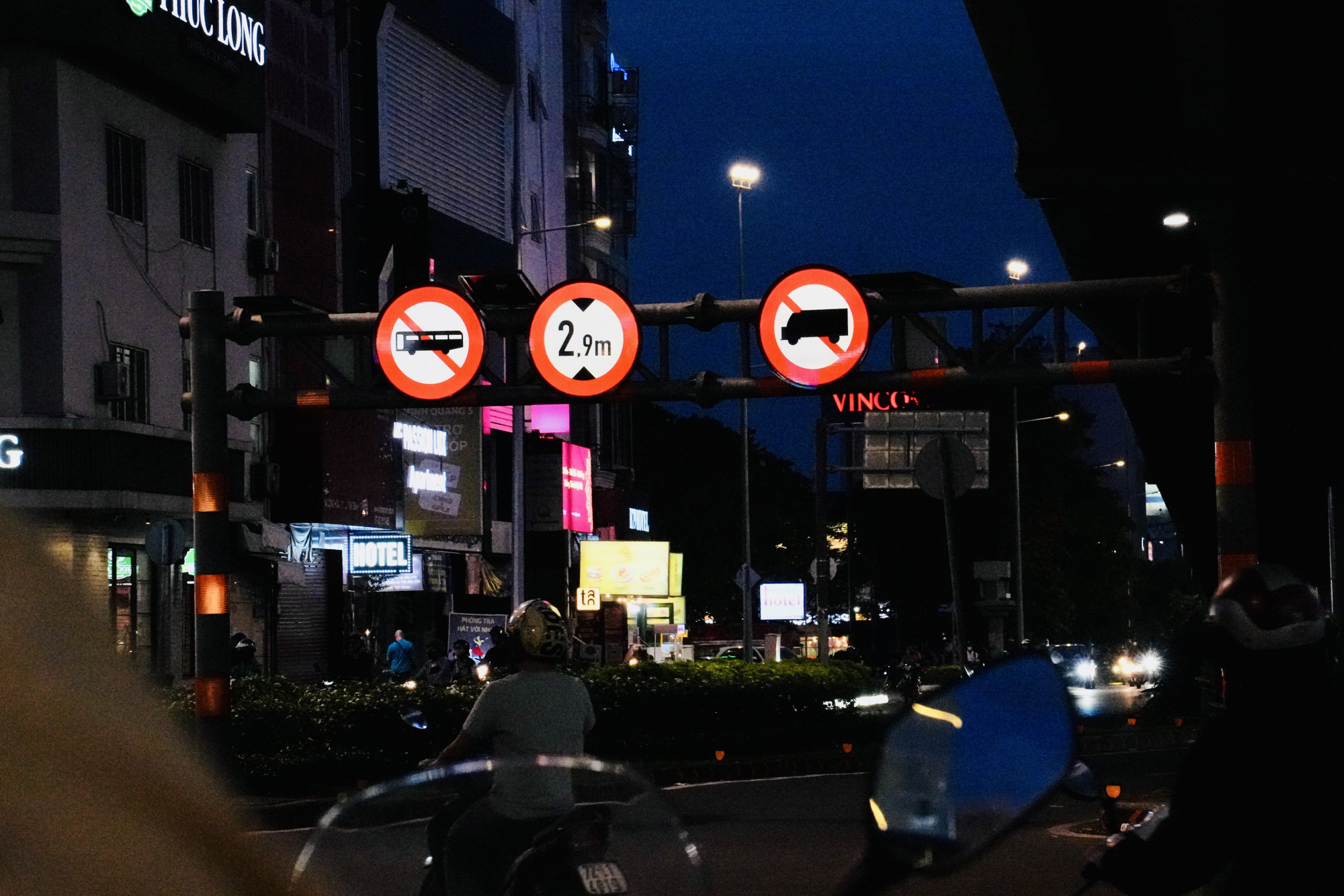 Hướng về đường Trường Chinh, biển hạn chế chiều cao trên 2,9 mét lắp ngay trên giá long môn -  nơi từng xảy ra nhiều sự cố xe vi phạm chiều cao đâm vào thanh chắn.