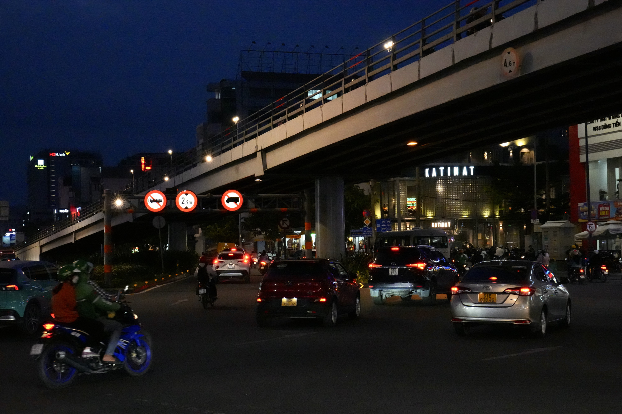 Nơi giao lộ, giao cắt phức tạp với nhiều ngã rẽ - các biển báo phát sáng dễ nhận biết giúp tài xế xe tải, xe khách tránh vi phạm khi đi vào đường cấm.