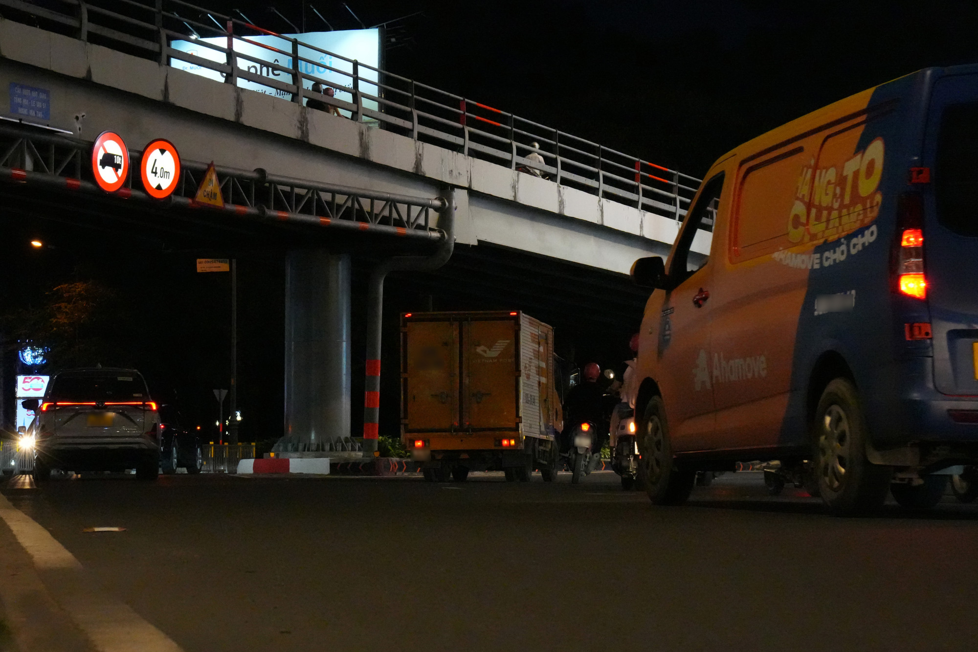 Ban đêm, biển cấm các loại xe tải, xe ben trên 10 tấn, chiều cao quá 4 mét phát huy hiệu quả: tài xế nhận biết sớm và chủ động điều hướng.