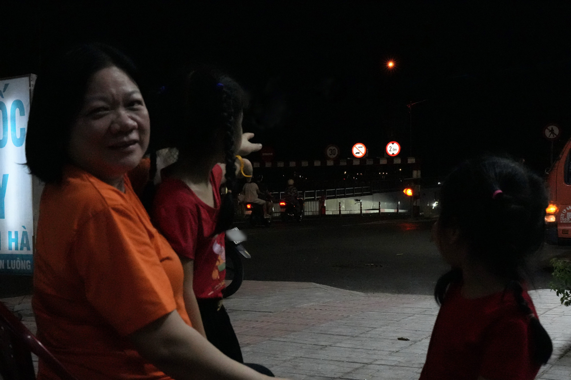 “Tôi sống ở đây lâu rồi, từ khi mà lắp cái biển báo đó, chưa thấy tai nạn nào xảy ra, trước đó thì có xảy ra thường xuyên. Các biển báo nó có dạ quang phát sáng dễ nhìn hơn, ban đêm người đi đường dễ nhận biết hơn. Đây cũng là giải pháp thiết thực, việc lắp biển phát sáng như này, tôi nghĩ cần nhân rộng ra nhiều chỗ khác, nhất là các nơi có giao thông đông đúc”. Cô Thu Hà (49 tuổi) -  sống ngay chân cầu Phạm Văn Chí nói khi chỉ tay về phía bảng giao thông.