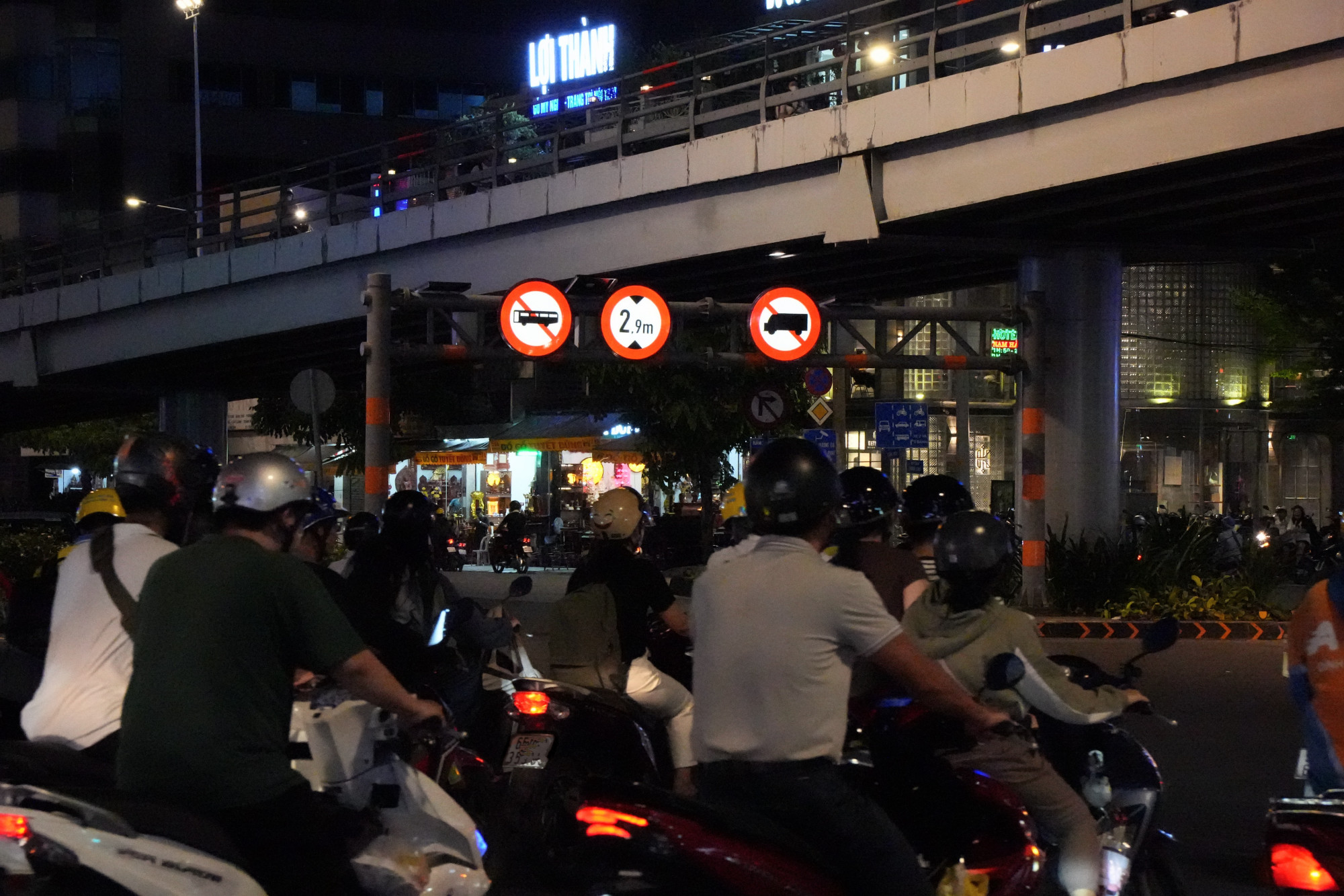 Tại vòng xoay Lăng Cha Cả, nhìn từ xa có thể thấy rõ 3 biển báo led: cấm ô tô tải, cấm xe khách và hạn chế chiều cao.