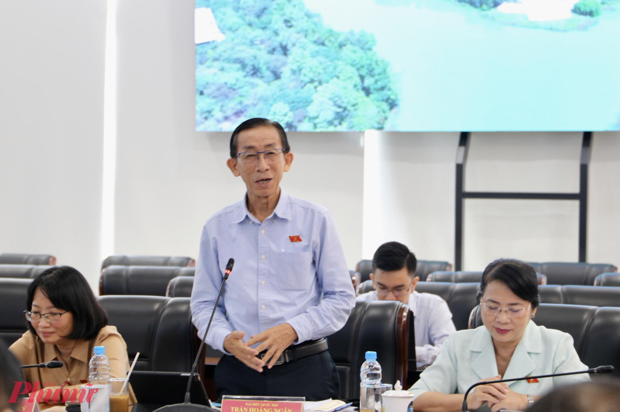 Ông Trần Hoàng Ngân – Thành ủy viên TP.HCM – phát biểu tại hội nghị, đề xuất tiếp tục giám sát triển khai các luật và nghị quyết vừa được Quốc hội thông qua - Ảnh: Thanh Tâm