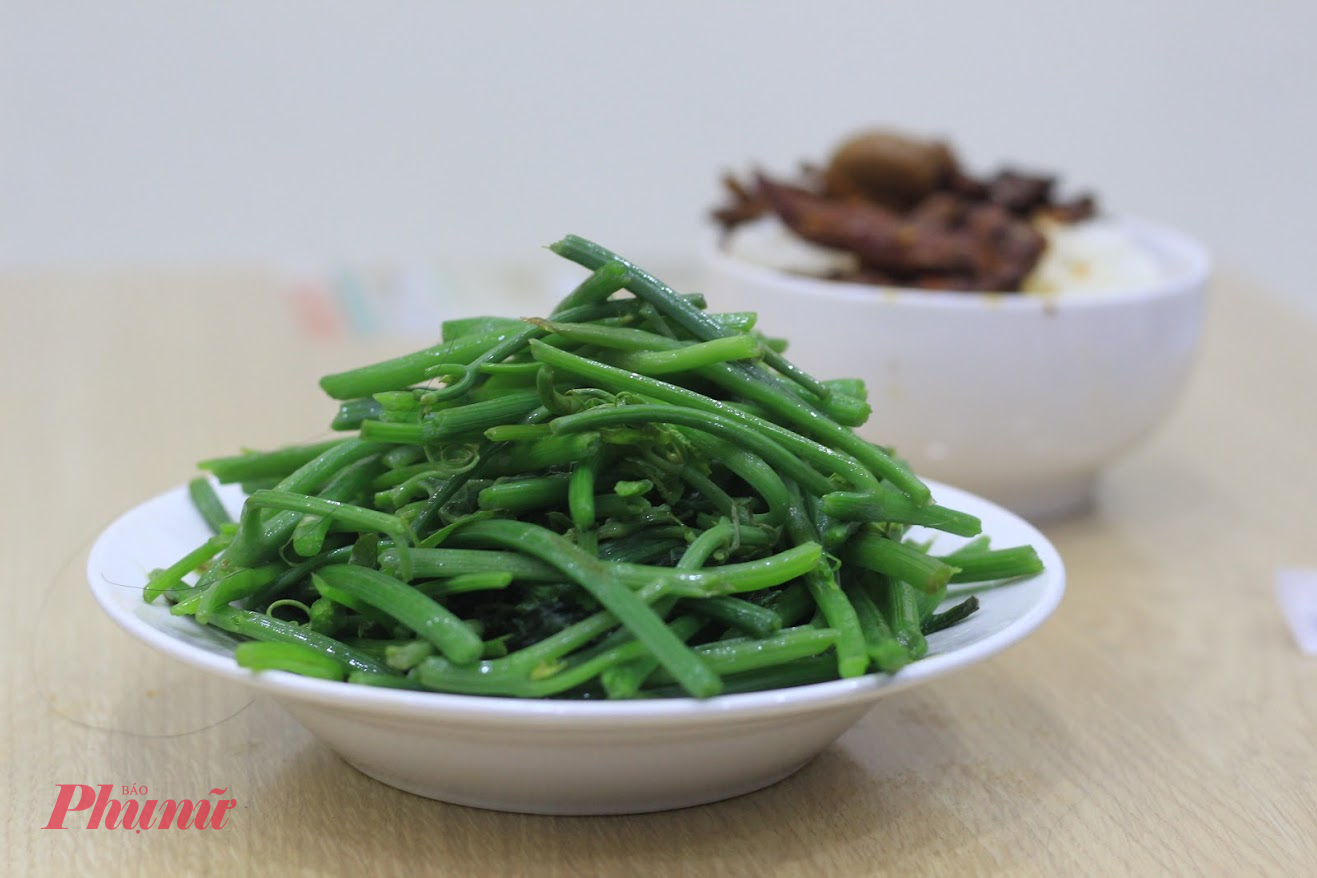 Ngọn su su ăn ngon nhưng lặt hơi tốn thời gian, bù lại, vị ngọt, giòn, bắt cơm.