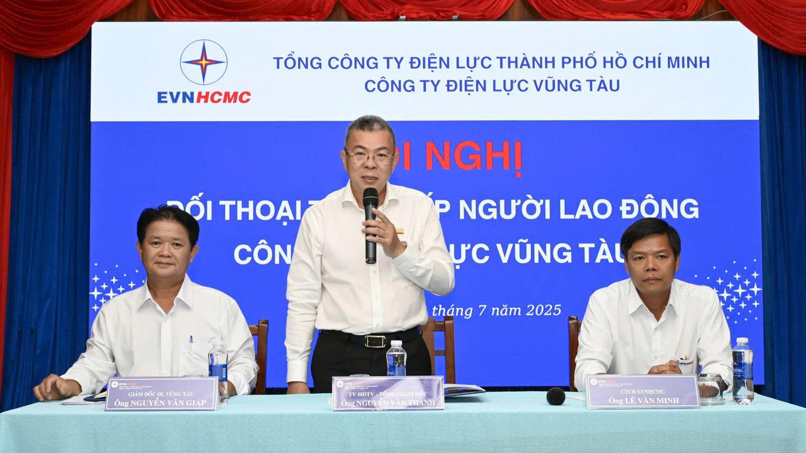 Ông Nguyễn Văn Thanh - Tổng giám đốc EVNHCMC trực tiếp giải đáp nhiều vấn đề mà người lao động đang băn khoăn - Ảnh: EVNHCMC