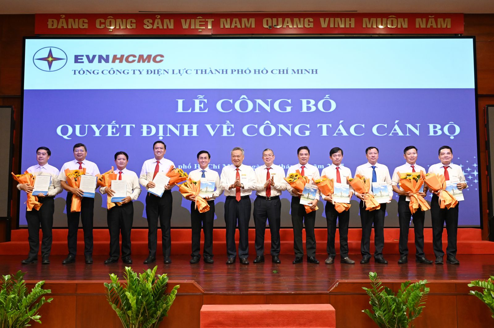 Lãnh đạo EVNHCMC trao quyết định cho giám đốc các đơn vị - Ảnh: EVNHCMC