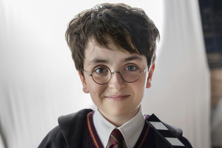 Dominic McLaughlin, người sẽ vào vai Harry Potter, trên phim trường loạt phim Harry Potter của HBO, dự kiến phát sóng vào năm 2027. Ảnh  HBO