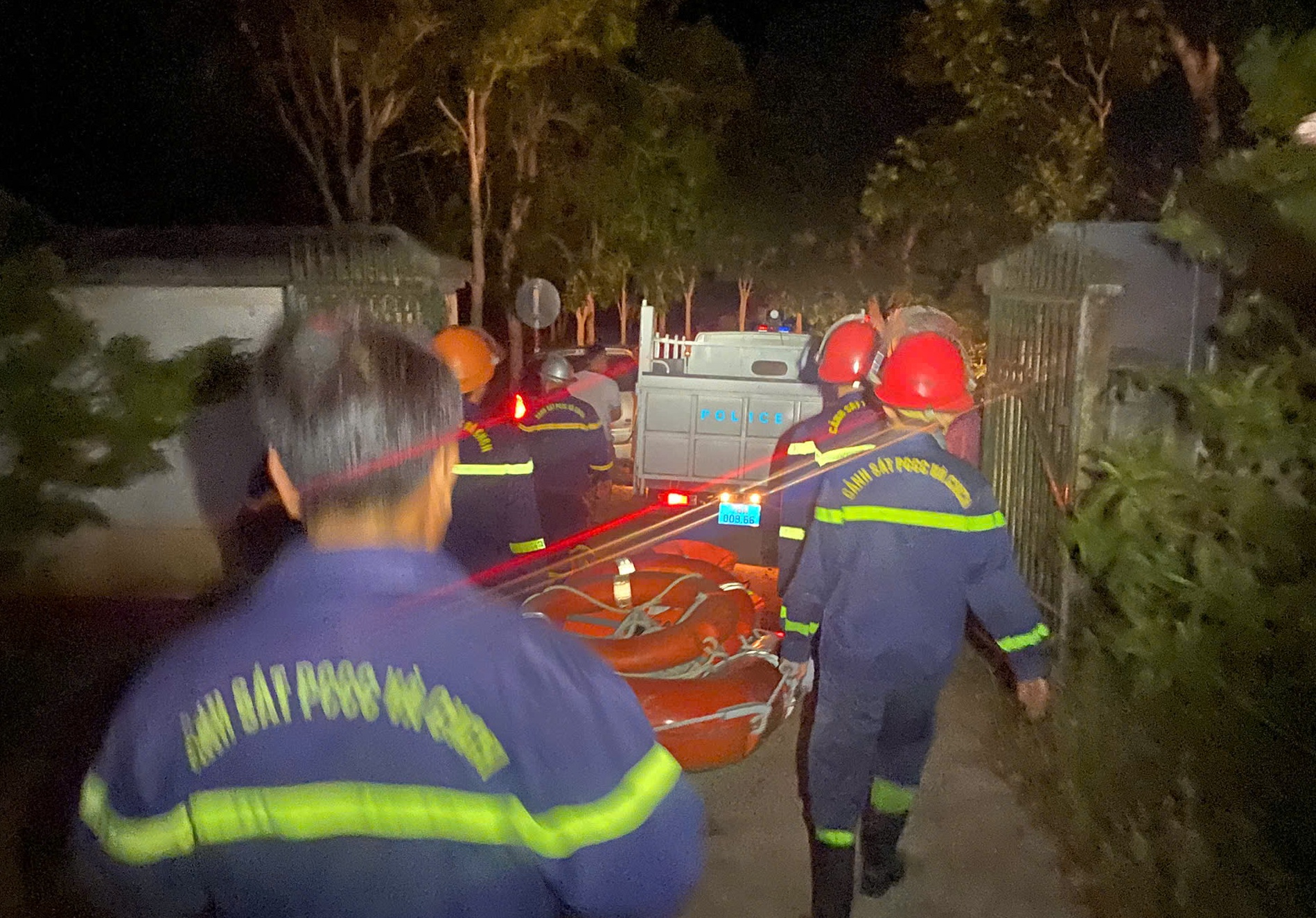 Nhiều cán bộ, thiết bị được huy động đến hỗ trợ tìm kiếm - Ảnh: M.N.