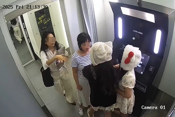 Hai người phụ nữ Hàn Quốc hành hùng hai cô gái Việt Nam trong tiệm ảnh (Ảnh: cắt từ clip trích xuất camera)