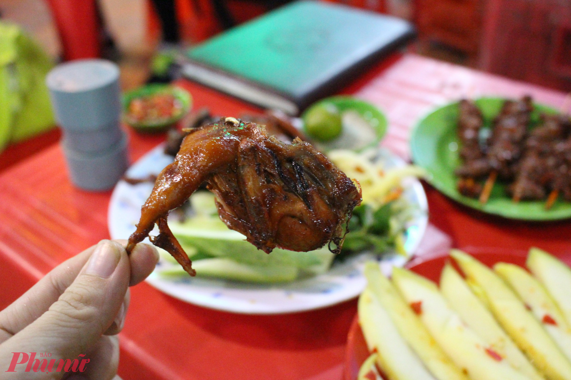 . Bắp xào, trứng cút chiên – “combo” thần thánh vỉa hè Vào những buổi chiều mưa, bạn dễ bắt gặp các xe bắp xào dừng ngay ngã tư hay trước cổng trường. Chảo bắp nóng với bơ, hành phi, ruốc khô, thêm vài trái trứng cút luộc bóc vỏ, trộn đều tay cho thơm lừng. Nhiều nơi còn chiên thêm trứng cút, ăn cùng tóp mỡ giòn tan, làm dậy mùi béo thơm khó cưỡng.  Bắp xào không chỉ là món ăn vặt no bụng mà còn gợi nhớ hương vị đường phố thân quen. Giá chỉ từ 15.000 – 25.000 đồng/phần, món này luôn là lựa chọn nóng sốt mỗi khi trời đổ mưa.