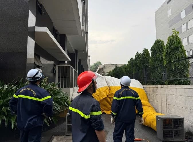 Đội cứu hộ bố trí đệm hơi dưới chân toà nhà phòng ngừa tình huống bất ngờ. Ảnh Công an TP Hà Nội.