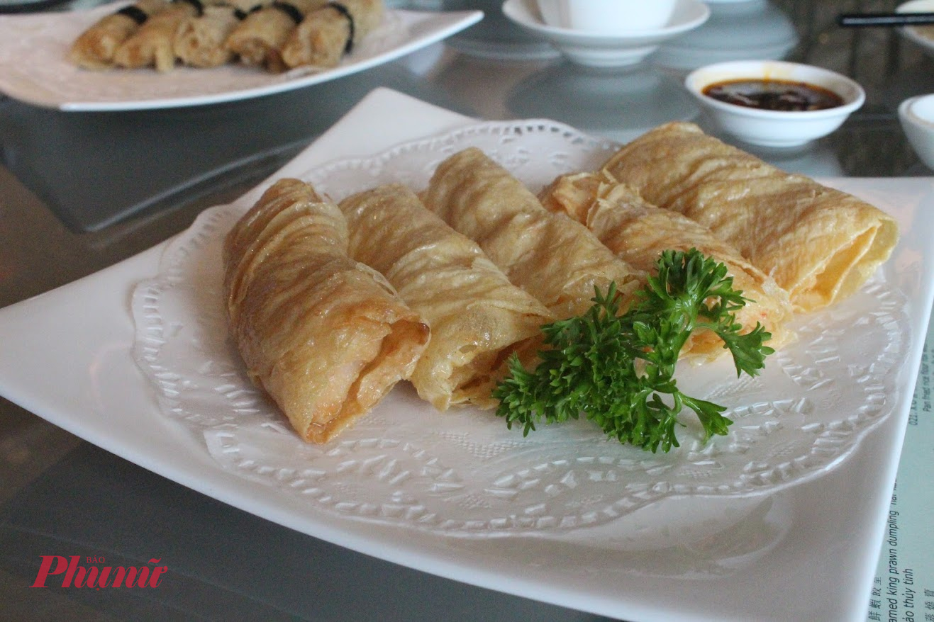 2. Chả giò – món quen mà lạ Chả giò là món ăn quen thuộc của người Việt, nhưng vào những ngày mưa, hương vị của nó dường như được nâng tầm. Cuốn chả giò vàng ruộm, giòn rụm, bên trong là nhân thịt, miến, mộc nhĩ, đôi khi thêm cả khoai môn hoặc đậu xanh. Chấm cùng nước mắm chua ngọt, hoặc chỉ đơn giản là tương ớt cay nhẹ, món ăn này vừa thơm vừa ấm bụng. Hiện nay, nhiều hàng quán còn biến tấu chả giò theo phong cách Hàn – Nhật, như nhân phô mai, rong biển, tôm bọc trứng muối… khiến thực khách có thêm nhiều lựa chọn. Một phần chả giò thường dao động từ 25.000 – 50.000 đồng, tùy kích thước và nguyên liệu.