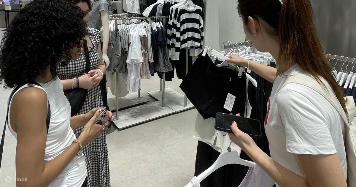 Khách du lịch đang trải nghiệm tour Shopping with Professional K-fashion Stylist in Seoul