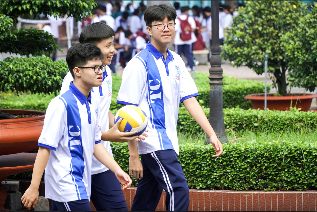Nhiều lợi ích khi cấm học sinh sử dụng điện thoại ở trường Học sinh Trường THPT Trường Chinh (phường Đông Hưng Thuận) chơi thể thao trong giờ ra chơi
