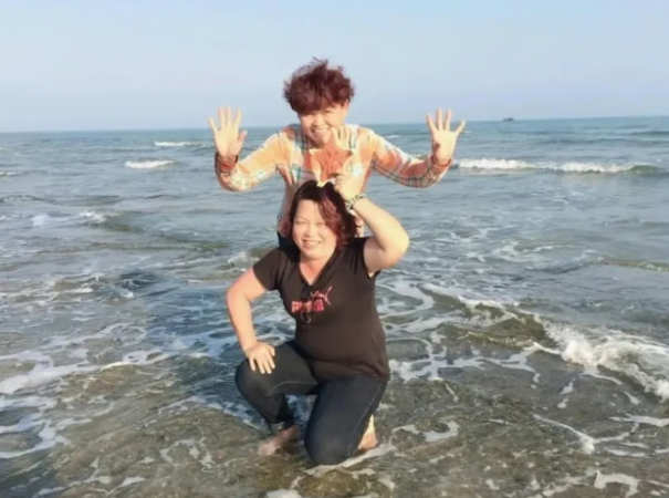 Họ gặp nhau và nhanh chóng kết bạn bởi mỗi người đều trải qua những thương tổn gia đình