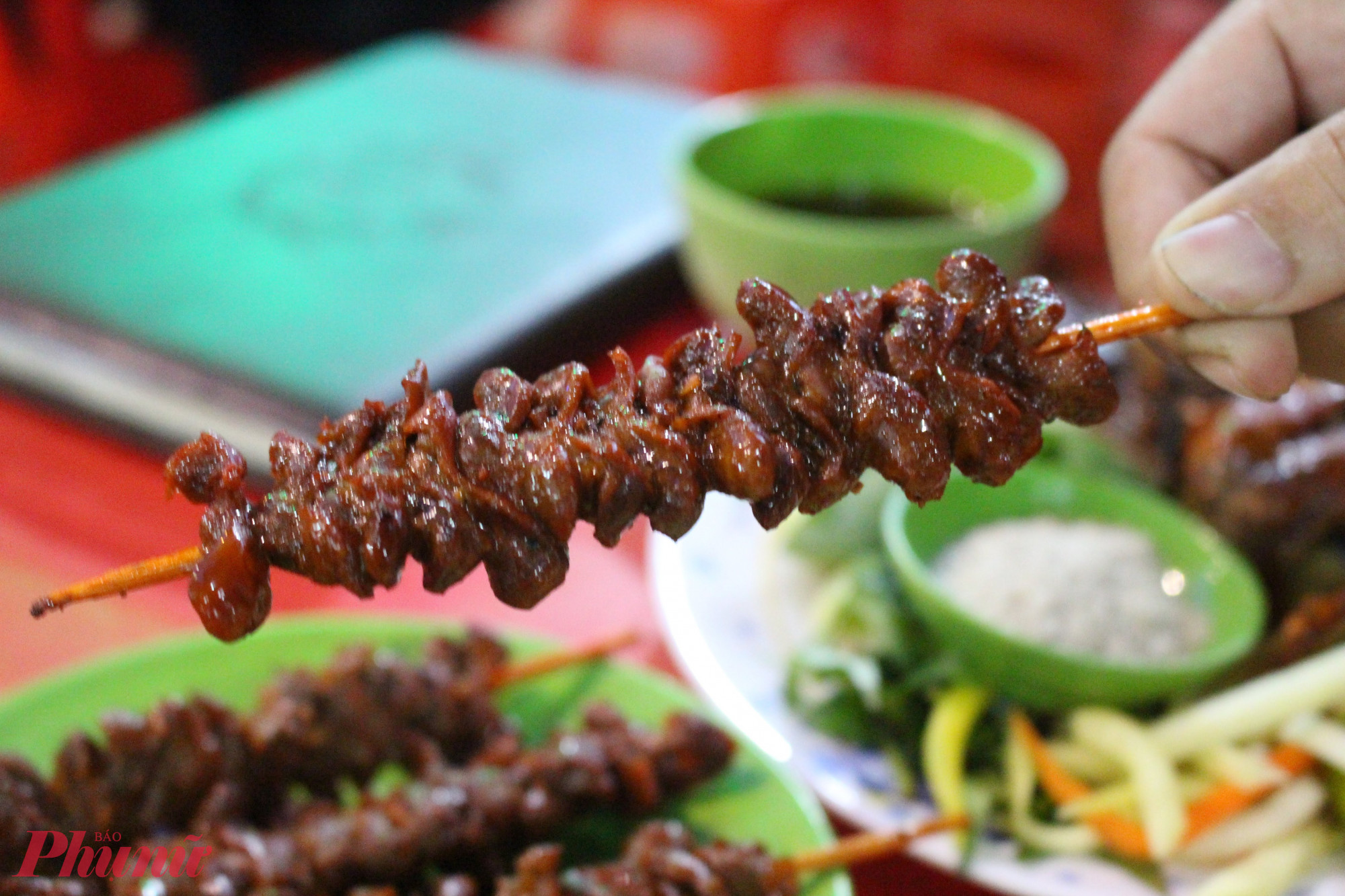 Cút chiên bơ là món ăn vặt được ưa chuộng của nhiều thế hệ người Sài thành. Chim cút được tẩm ướp gia vị rồi chiên giòn trên chảo dầu, sau đó áo thêm lớp bơ thơm lừng, tạo nên hương vị béo ngậy, đậm đà. Món ăn thường được dùng kèm rau răm, muối tiêu chanh... càng tăng thêm độ hấp dẫn. Một phần cút chiên bơ nóng hổi không chỉ làm ấm bụng mà còn là lựa chọn lý tưởng trong những buổi tụ họp bạn bè.