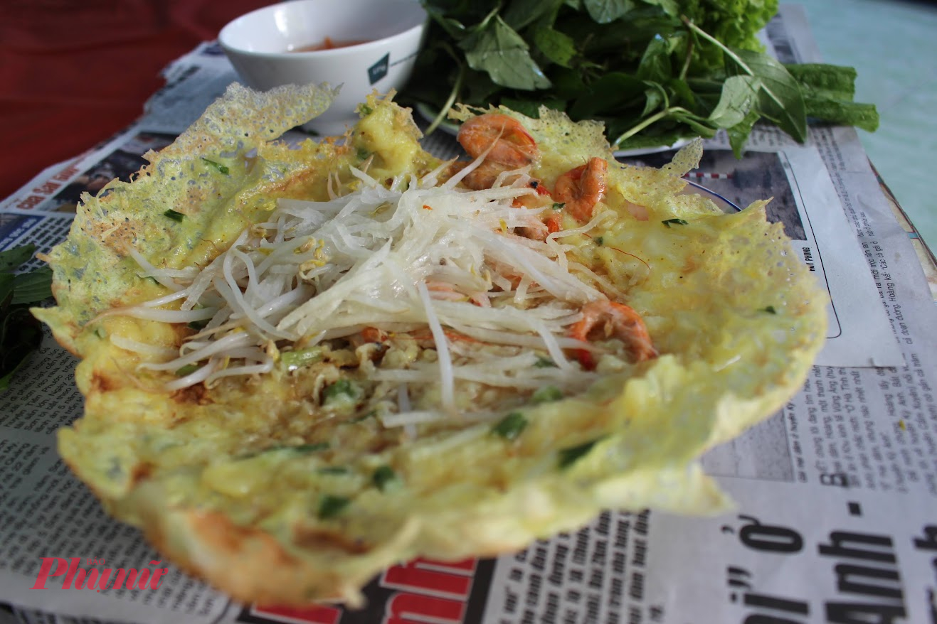 Bánh khọt/bánh xèo miền Tây, bánh xèo miền Trung... hút khách với hương thơm, độ giòn của vỏ bánh, tươi của topping và xanh mát của rau sống. Tùy theo người bán, món chấm của các món ăn này cũng có sự điều chỉnh nhất định, như bánh khọt của người Vũng Tàu cũ (nay là TPHCM) sẽ chỉ ăn kèm nước mắm nhưng bánh khọt ở quán của người miền Tây sẽ có thêm chén nước cốt dừa béo ngậy.